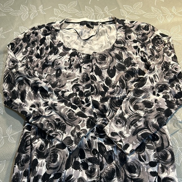 Ladies H&M Long Sleeve Top. - Picture 2 of 8